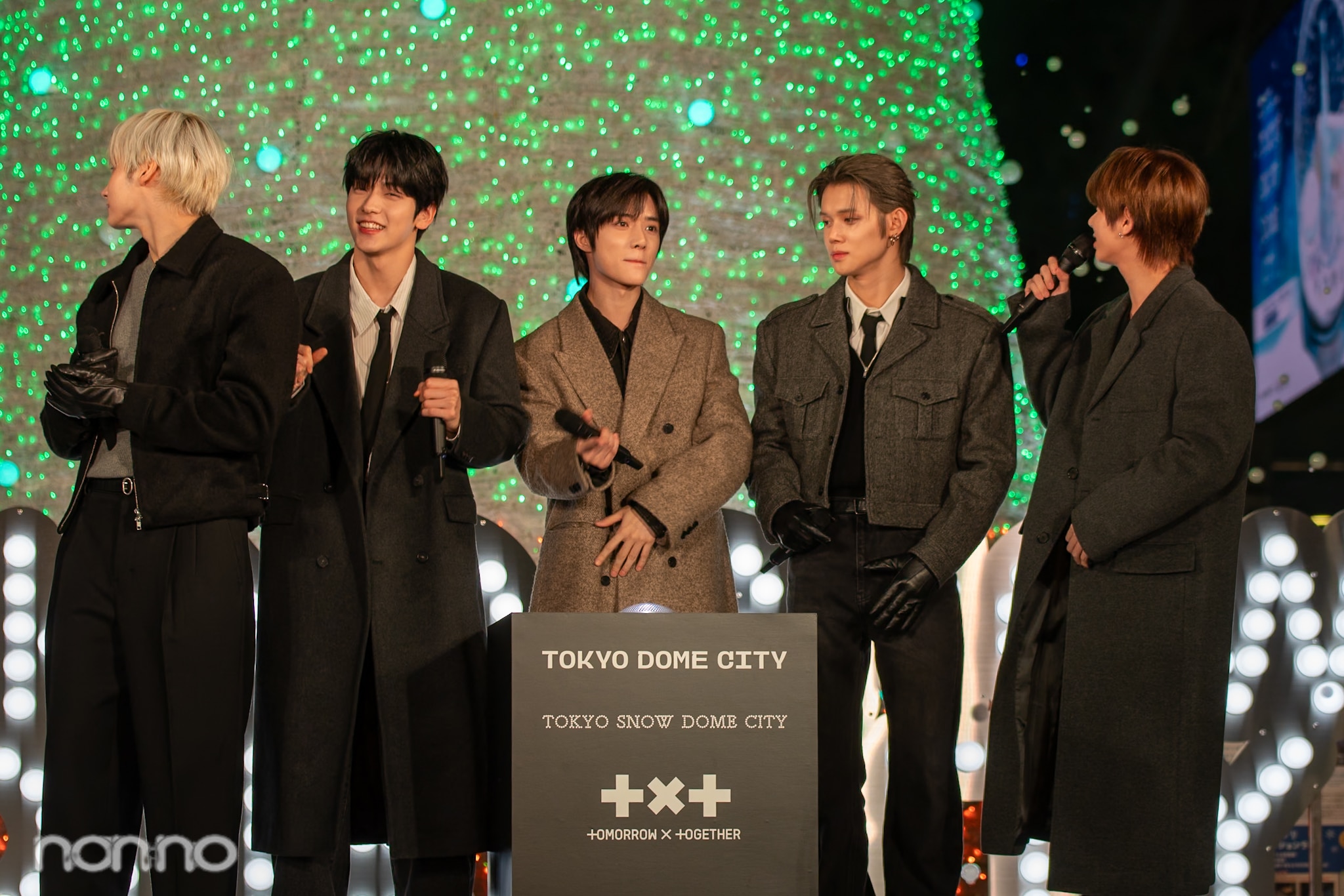 ツリーの前で踊るTOMORROW X TOGETHER （トゥモローバイトゥギャザー、TXT）