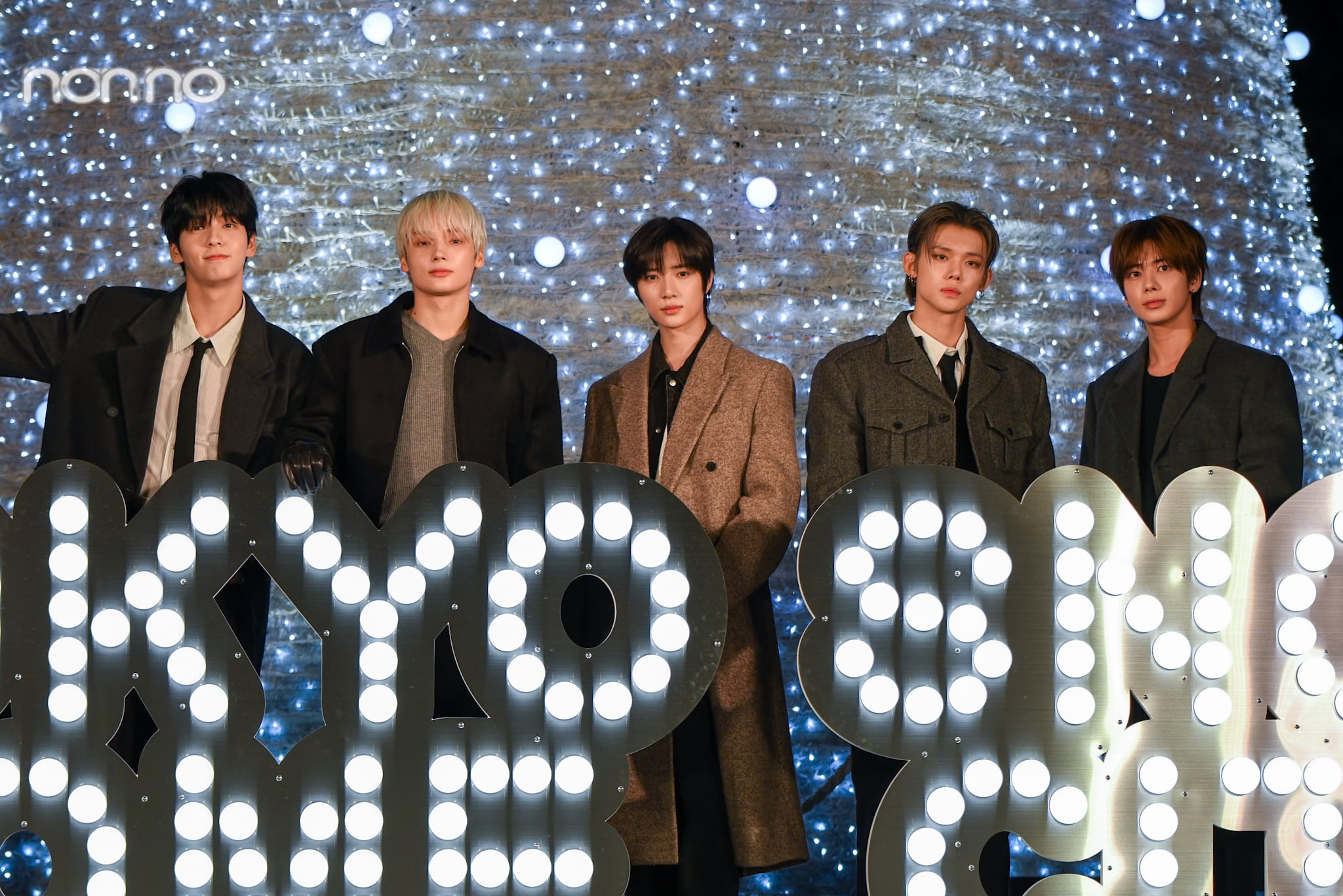 東京ドームのイルミネーションをバックにしたTOMORROW X TOGETHER （トゥモローバイトゥギャザー、TXT）