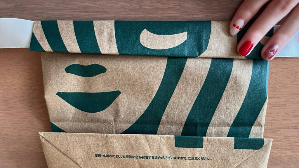 袋の端とリボンを、裏側に2回折り曲げた画像(手順3-2)