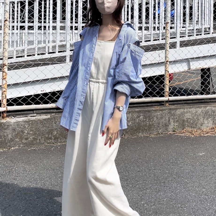 Kastane(カスタネ)のサロペットにシャツを合わせた大学生コーデ