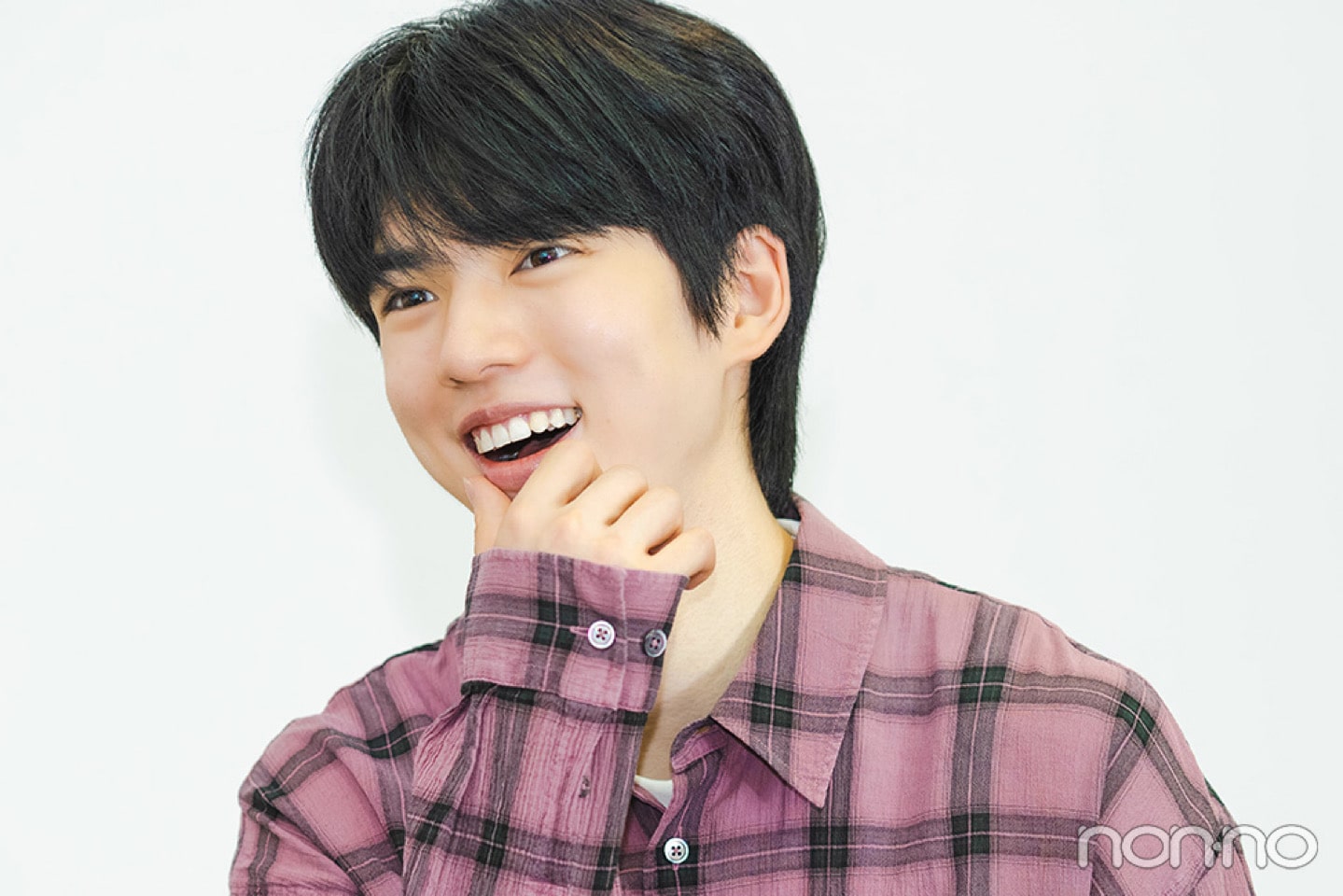 あごに手をあてるチャ・ジュンファン