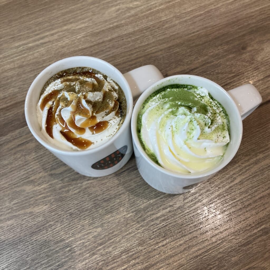 マグカップを上から撮影した写真。ホイップクリームがのったドリンク。