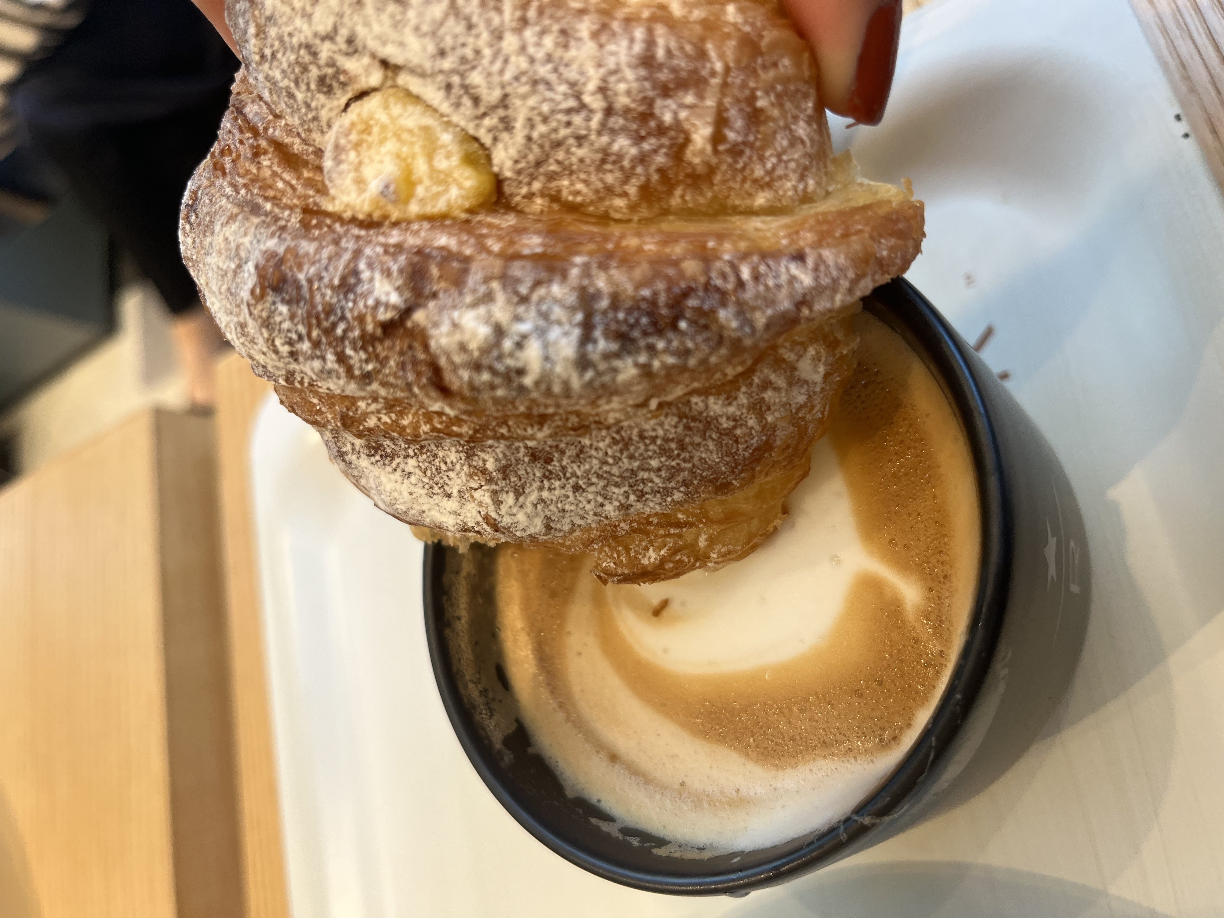 クラシック　ダブル　トール　ラテにコルネッティをディップ