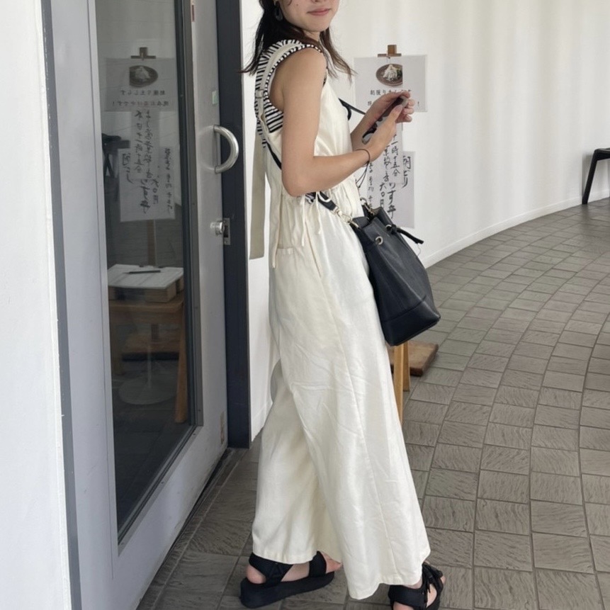 Kastane(カスタネ)のサロペットにタンクトップを合わせた大学生コーデ