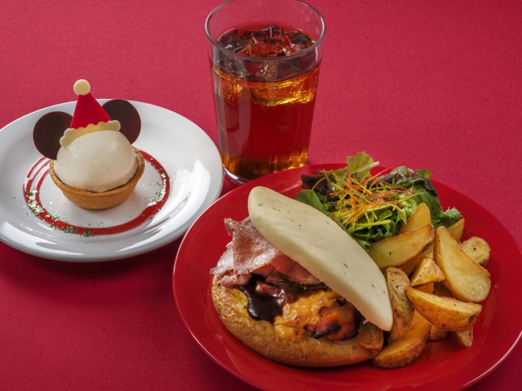 ホットサンドとケーキとドリンクのセットメニュー、ディズニーランドのクリスマスレストランメニュー
