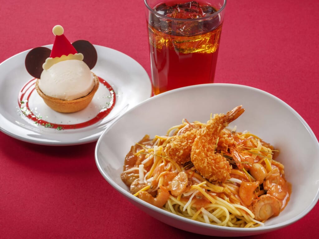 パスタとケーキとドリンクのセットメニュー、ディズニーランドのクリスマスレストランメニュー
