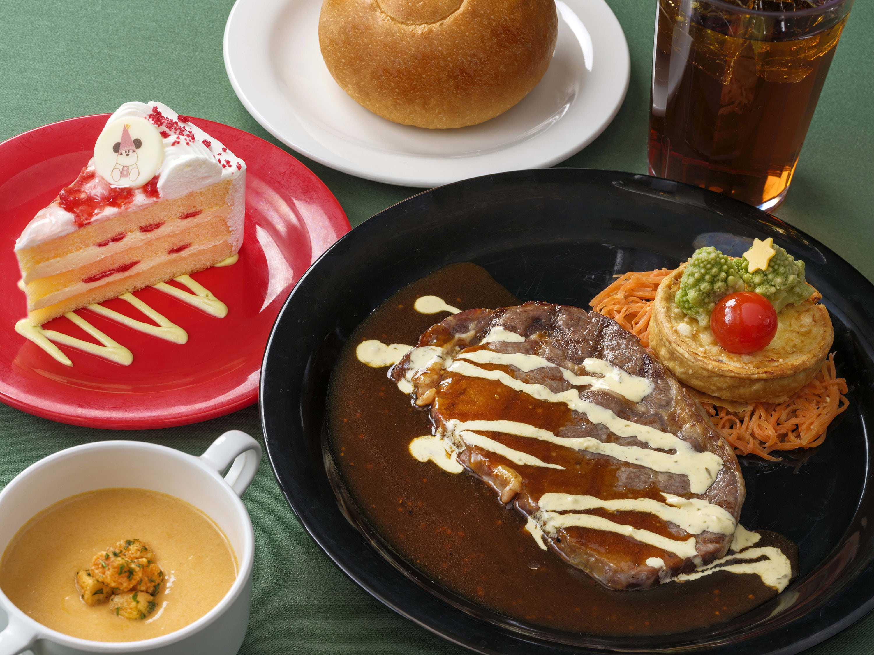 グリルドビーフがメインの「スペシャルセット」、ディズニーシーのクリスマスメニュー