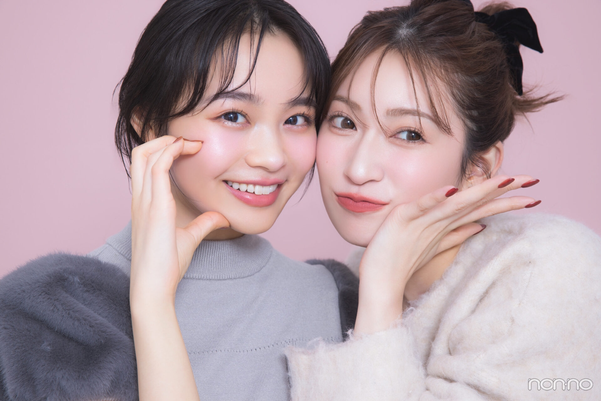 頬に手を添える林芽亜里と吉田朱里のツーショット