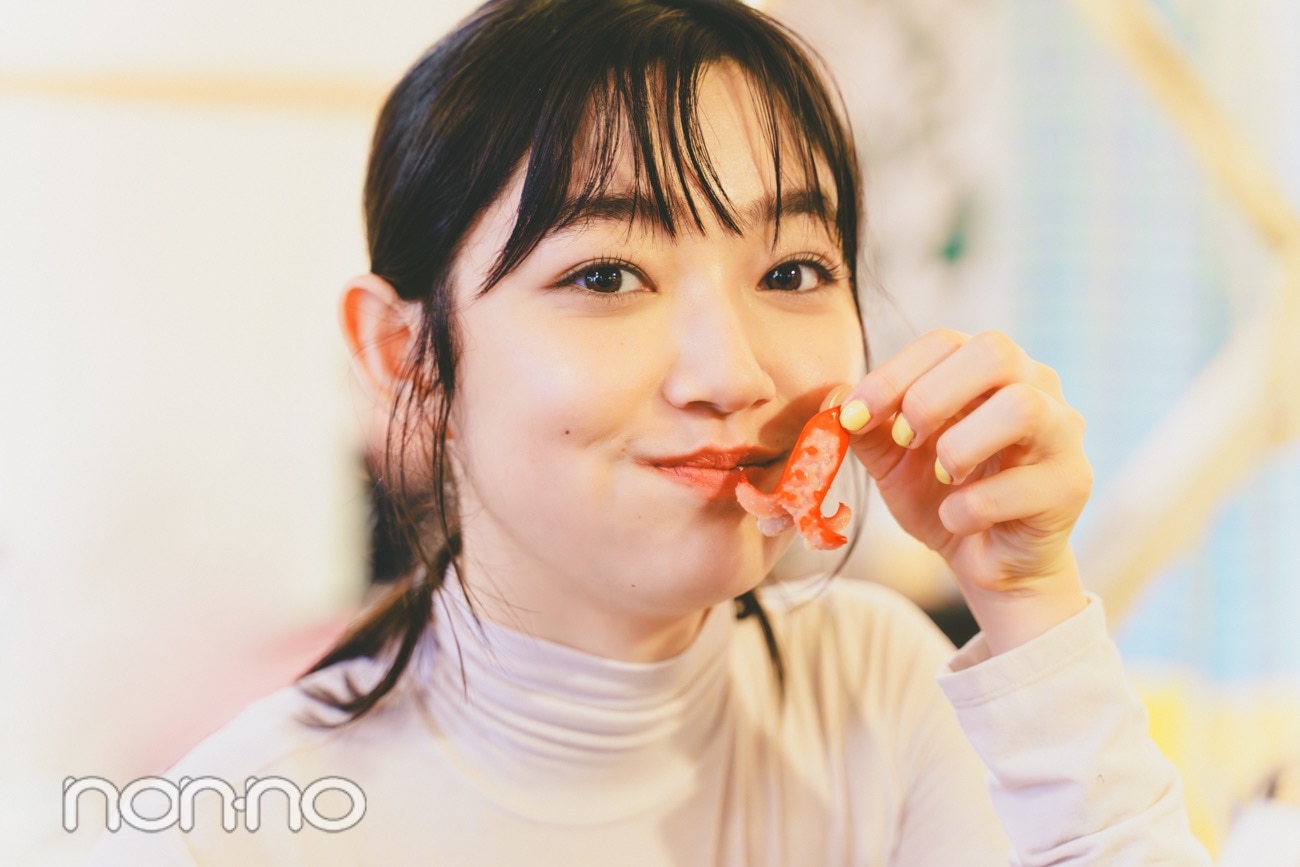 タコウインナーを手に持った小宮山莉渚