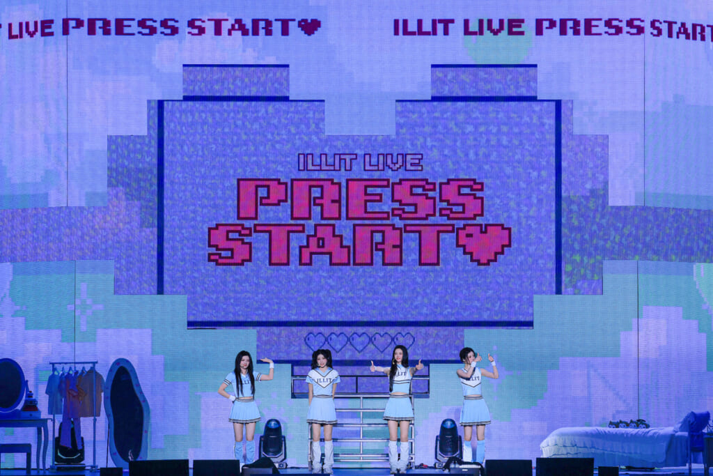 チアガール風衣装を着たILLIT