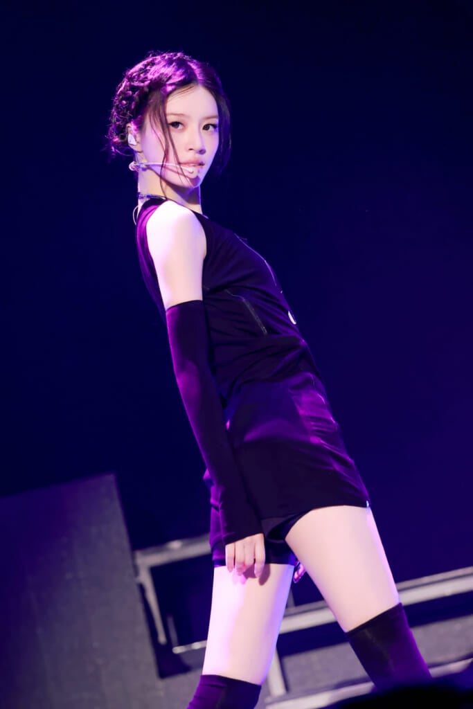 黒の衣装を着たMINJU