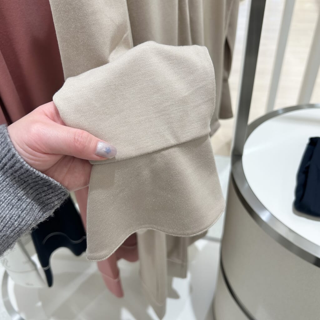 ReFa VITALTECH MOISTSMOOTHSTAND COLLAR SLEEP WEAR
手首部分は布が二重。