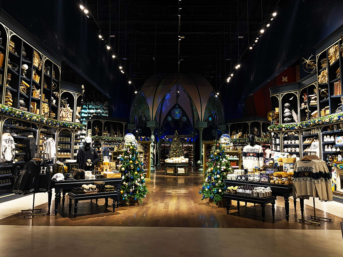 スタジオツアー東京「ホグワーツ・イン・ザ・スノー」クリスマス装飾のメインショップ『ハリーポッター・ショップ』内観