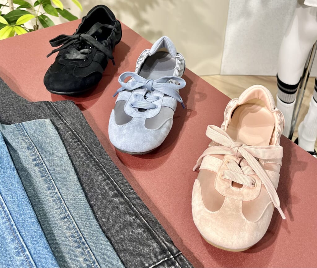 GUのギャザーバレエスニーカーのピンクとブルーとブラック