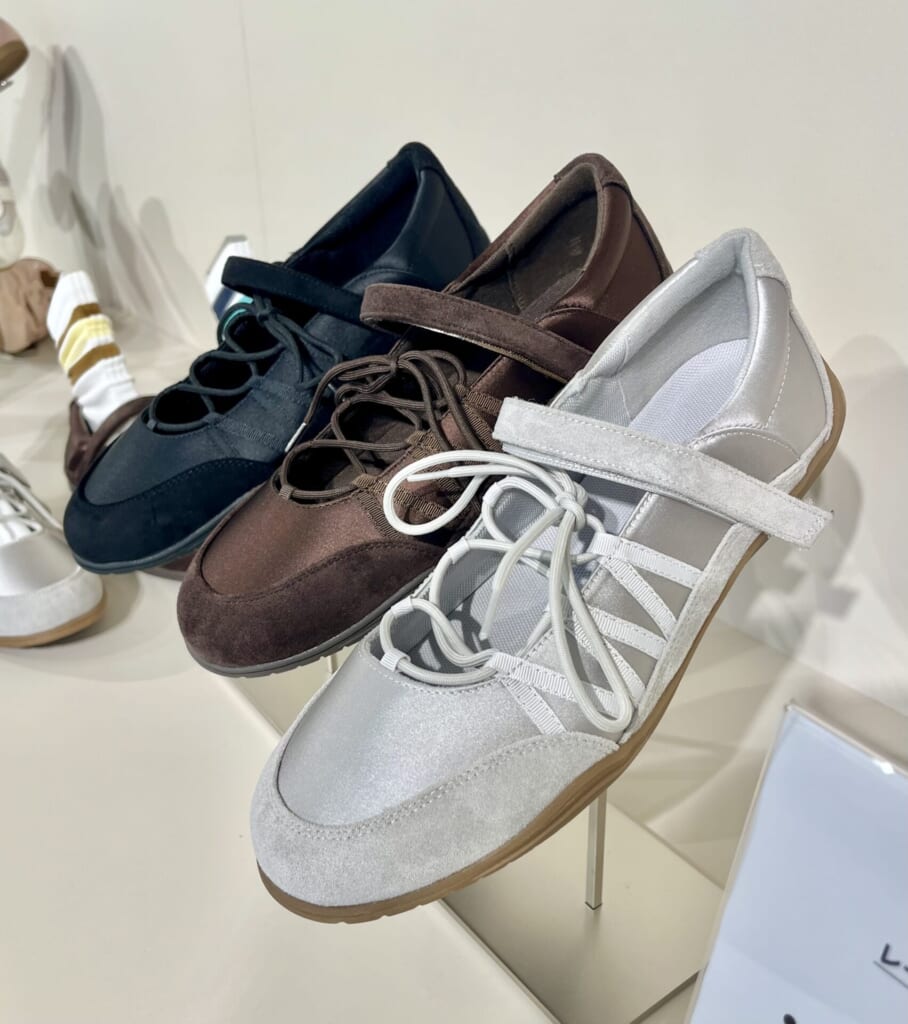 GUのレースアップバレエスニーカーのグレーとブラウンとネイビー