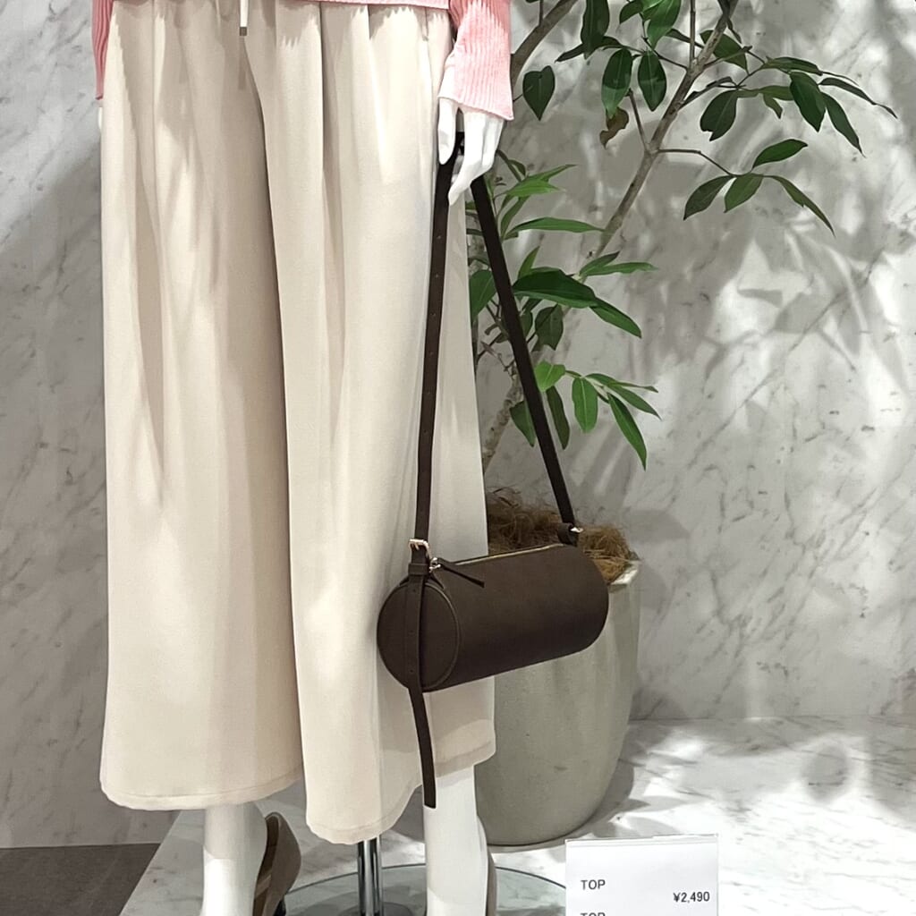 GUのシリンダーバッグのダークブラウン