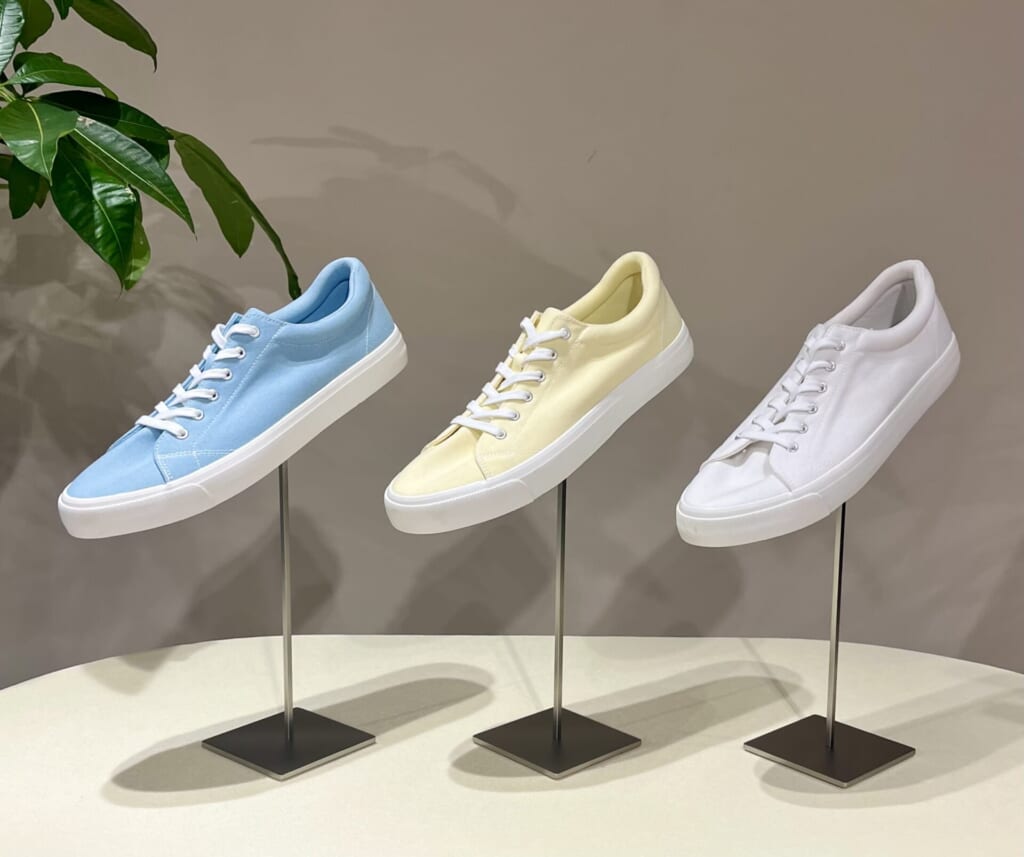 GUのふかふかキャンバススニーカーのブルーとイエローとホワイト