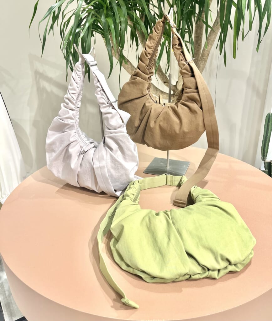 GUのダンプリングバッグのグリーンとナチュラルとブラウン