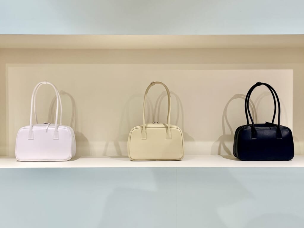 GUのボストンバッグのブラックとイエローとホワイト　展示会