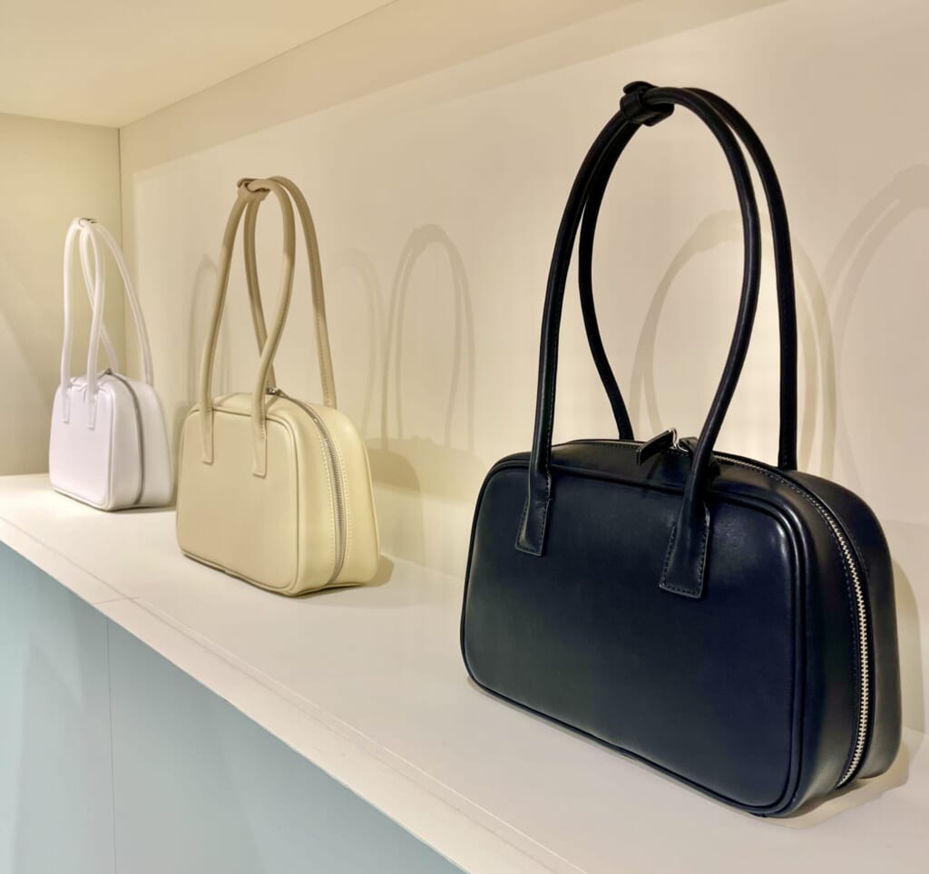 GUのボストンバッグのブラックとイエローとホワイト