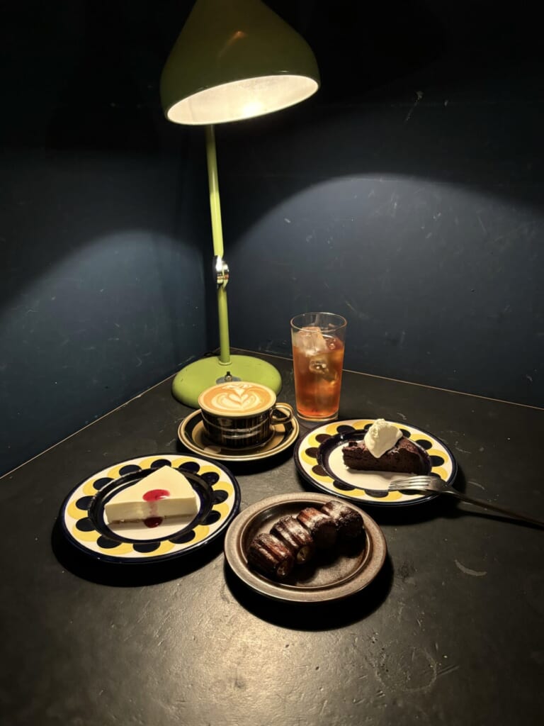 友人と過ごす夜のカフェタイム