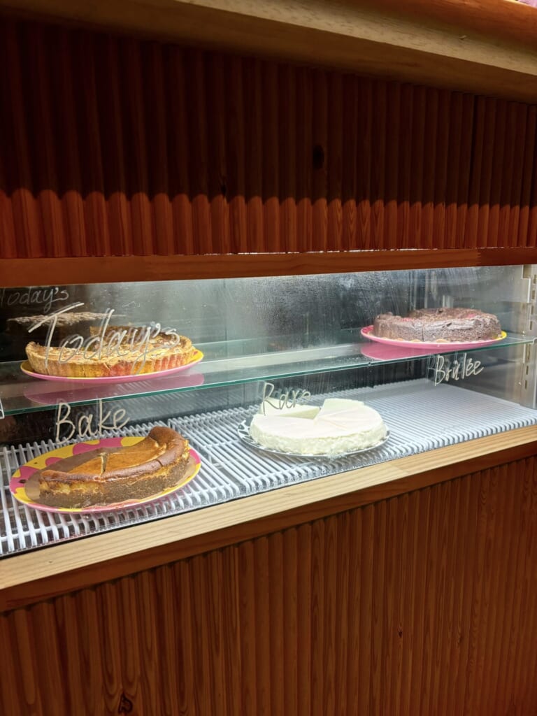 2種類のチーズケーキとブラウニーが並ぶショーケース