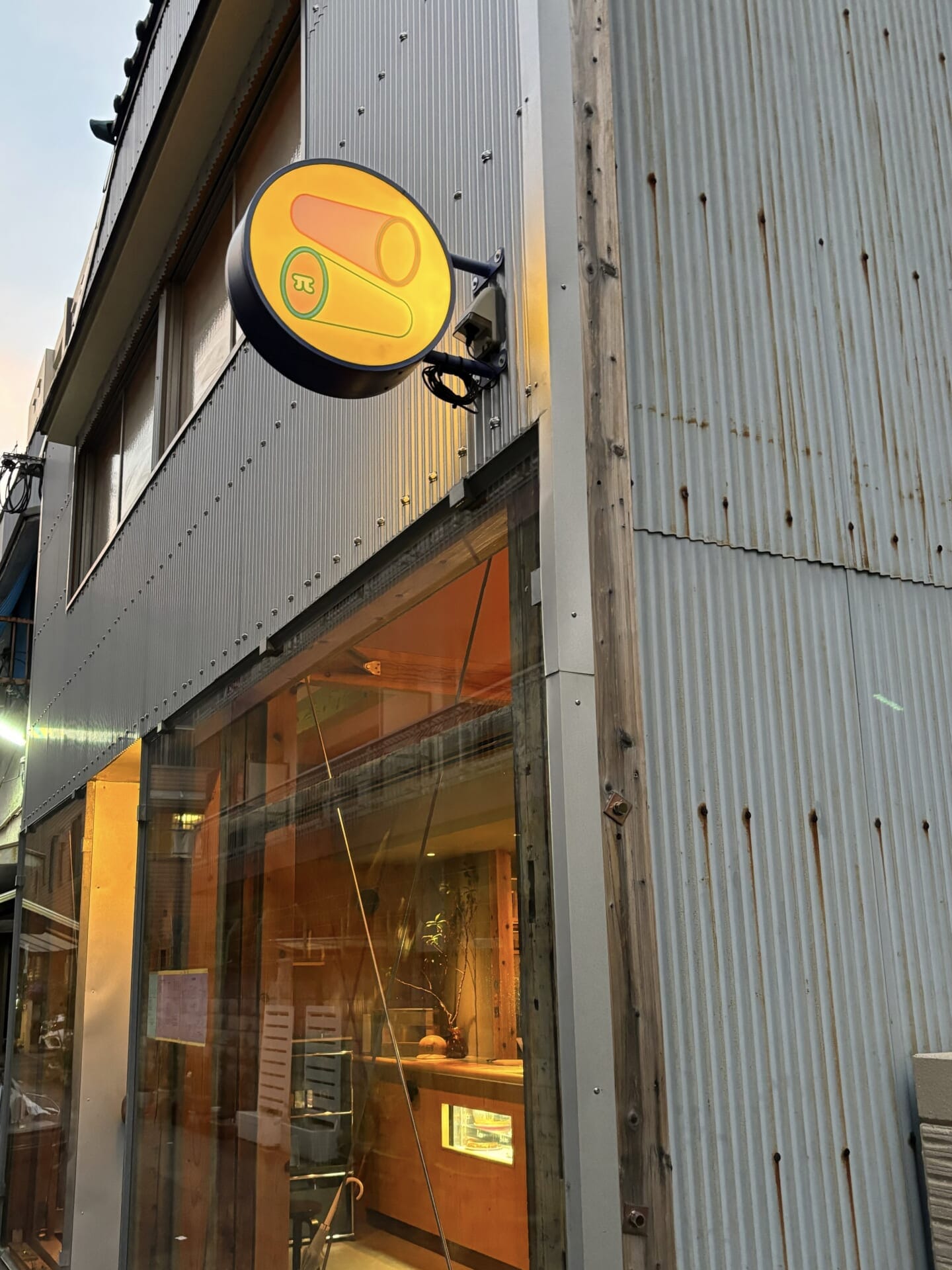 中崎町で23時まで営業しているカフェの外観