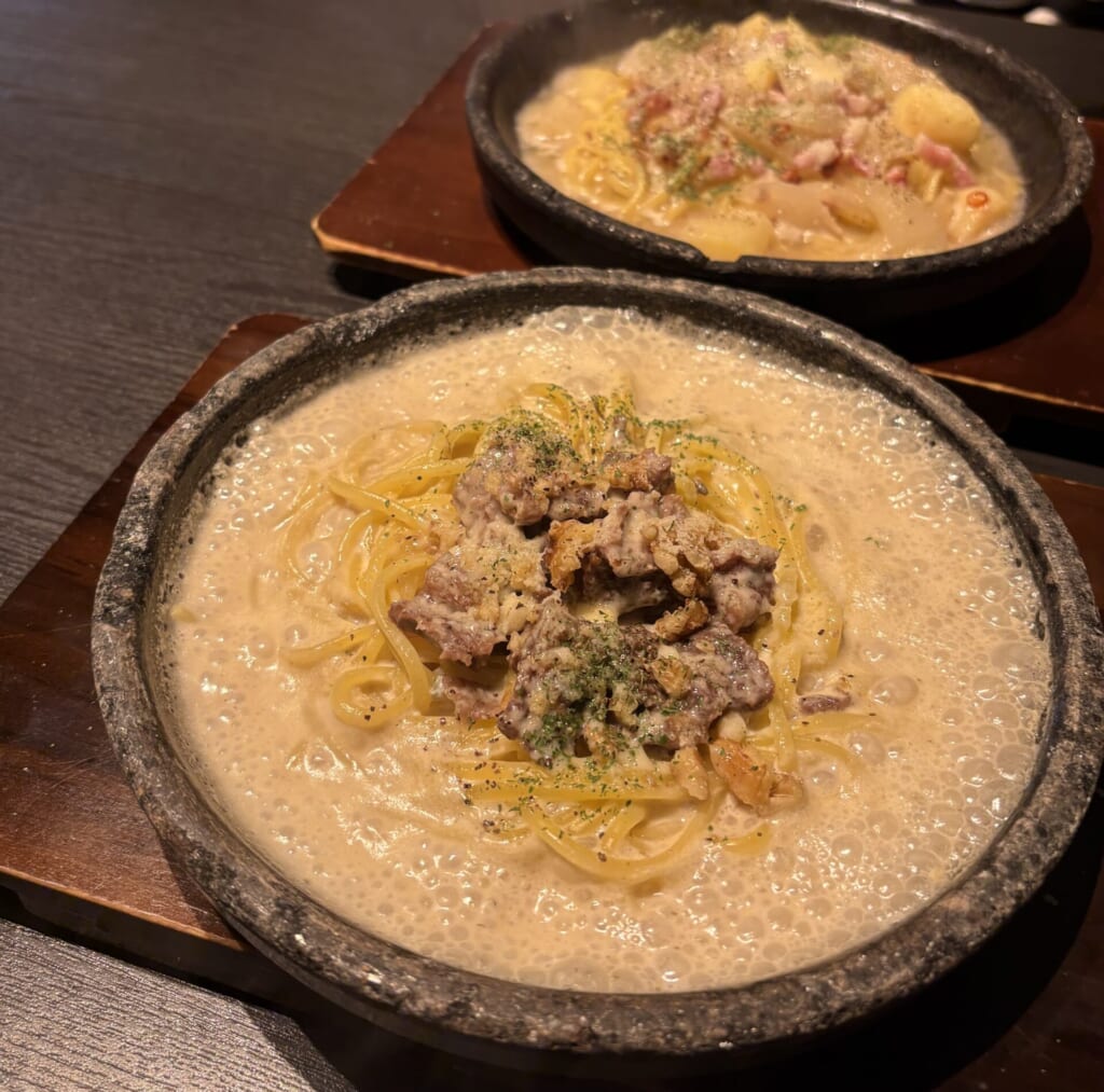 蔵之助　石焼き生パスタ　牛ホホ肉とゴルゴンゾーラのクリームパスタ　北海道産パンチェッタとローストポテトのジャーマンポテト風パスタ