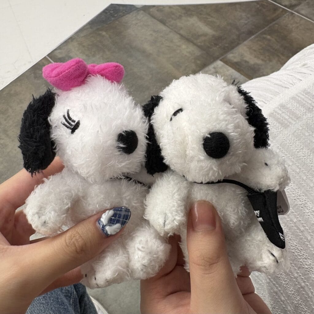 「ブラウンズストア」で購入したベル（左）とスヌーピー（右）のぬいぐるみマスコット