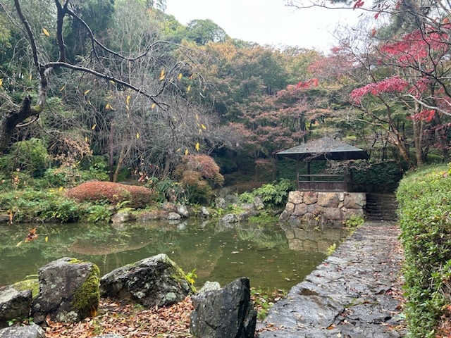 松韻亭　入り口横　庭園