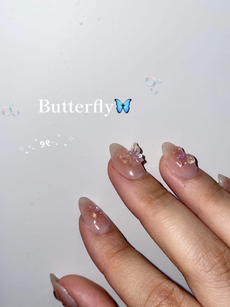 右手中指に蝶のパーツで飾ったネイル