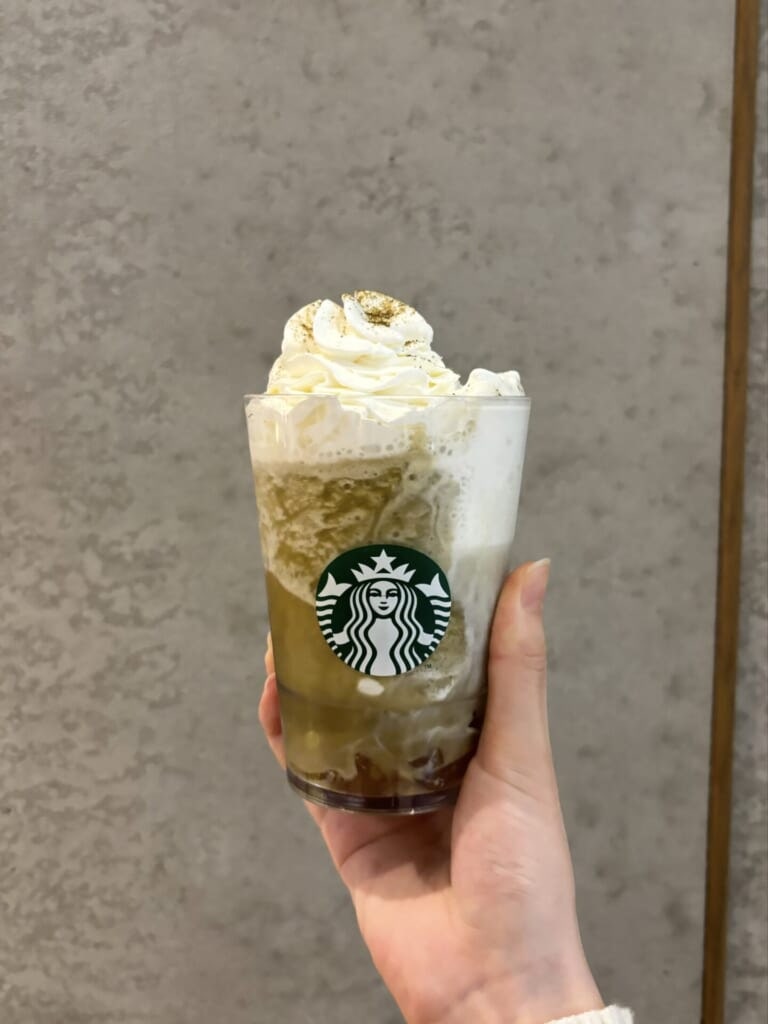 THE フラペチーノ® of 加賀 棒ほうじ茶をホイップ多めで注文した写真