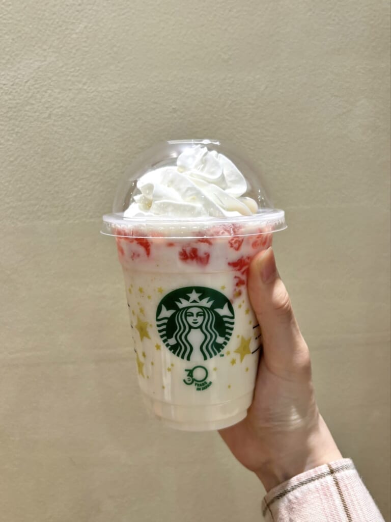 THE フラペチーノ® of フルーツ‐オン‐トップ‐ヨーグルト with クラッシュ ナッツのホイップ多め
