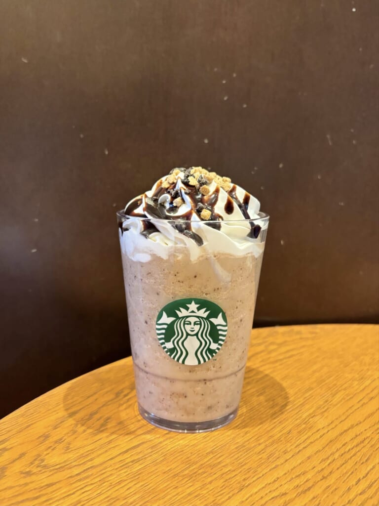 THE フラペチーノ® of チャンキー クッキーにチョコレートソースを追加
