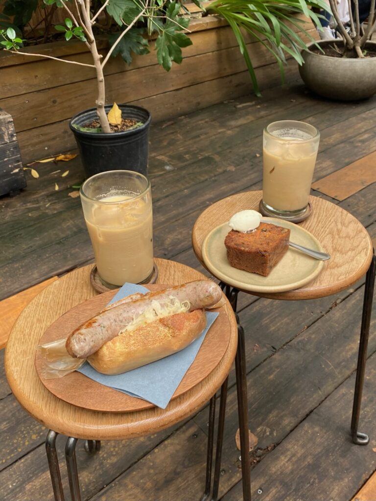 「PADDLERS COFFEE」のホットドックとアイスカフェラテ、キャロットケーキ