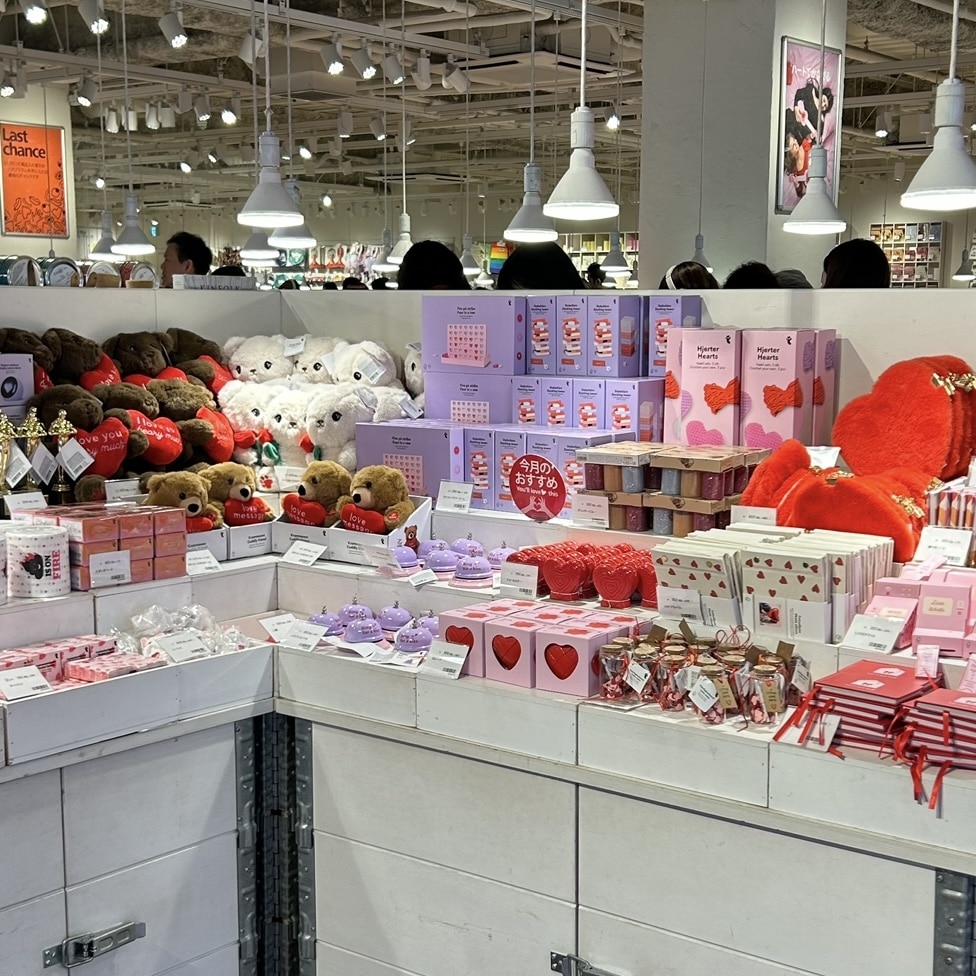 フライングタイガーのバレンタイン雑貨 店内の様子