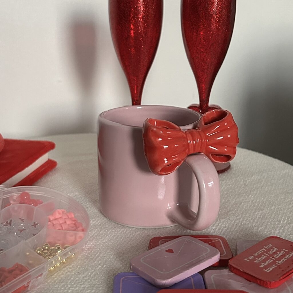 フライングタイガーのバレンタイングッズ リボンマグカップ