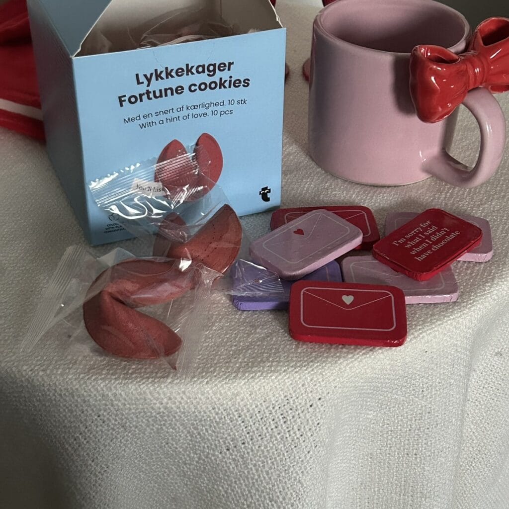 フライングタイガーのバレンタイングッズ お菓子 フォーチューンクッキー チョコレート