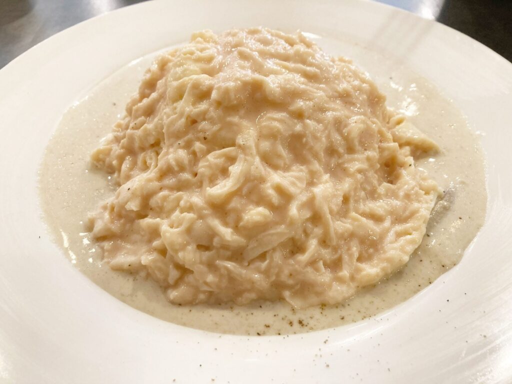 ホワイトオムライスのたまごを開いたところ。