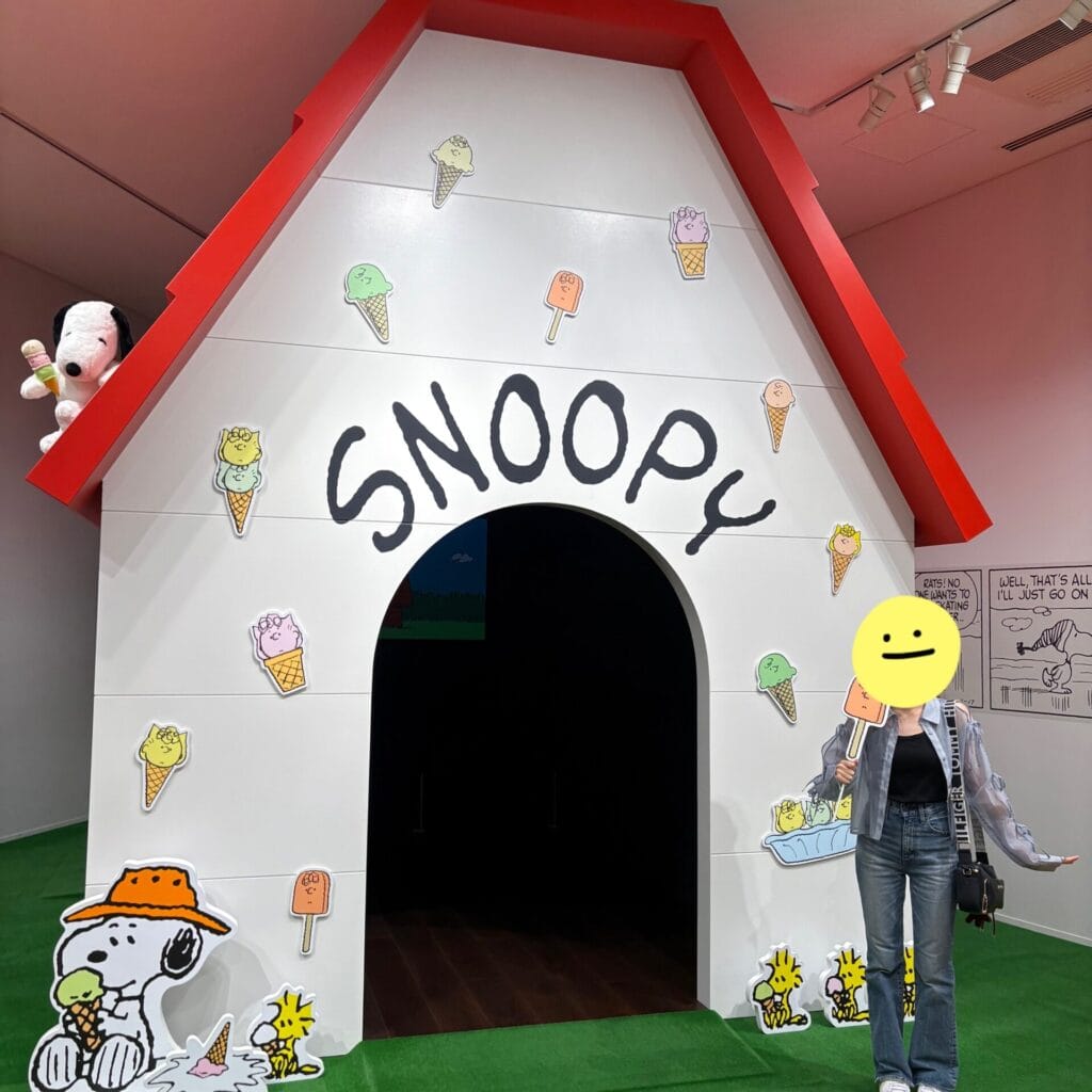 「ハッピー・サマー」の装飾が施された展示