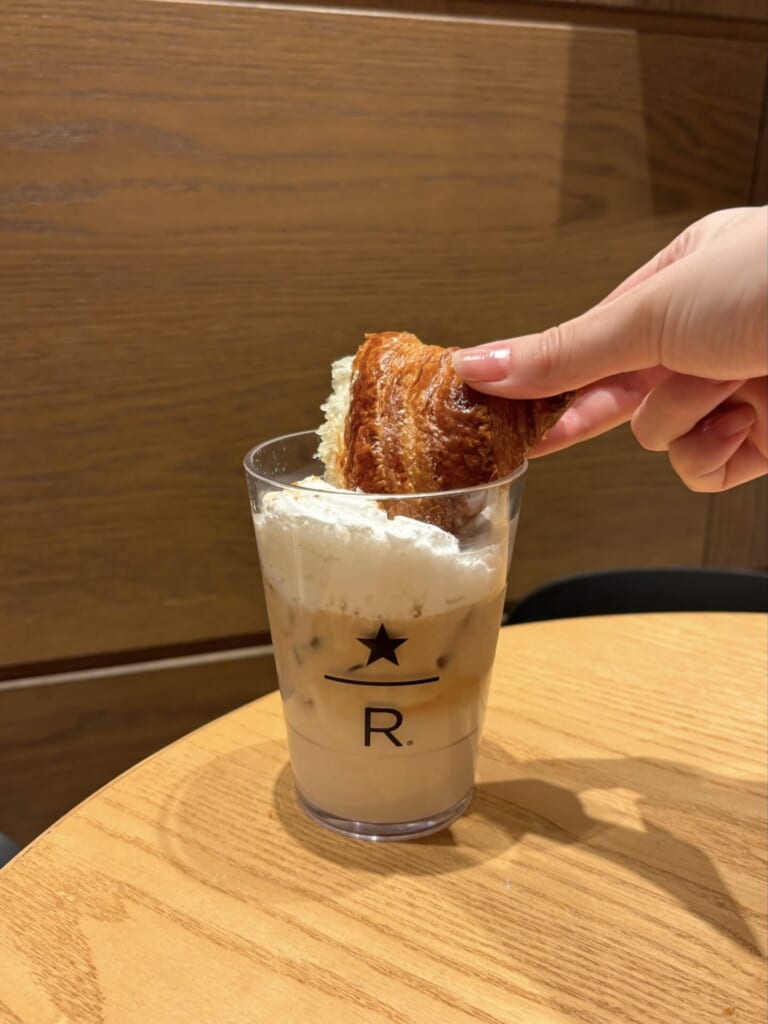 クロワッサンをムースにディップ