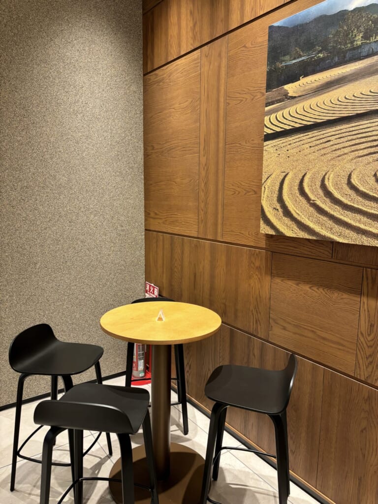 スターバックス リザーブ® カフェの4人席