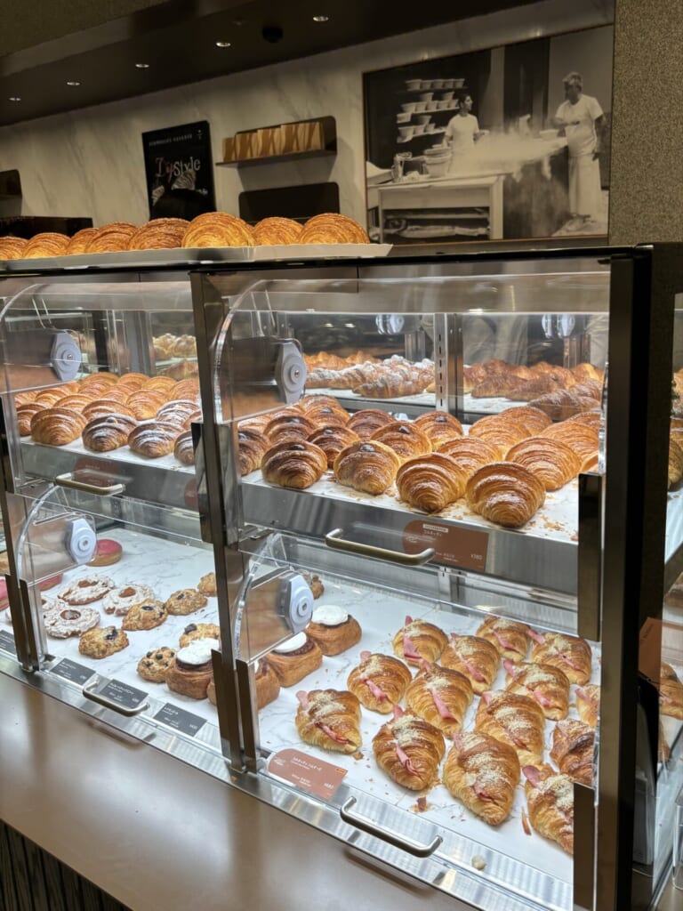 クロワッサンが並ぶショーケース