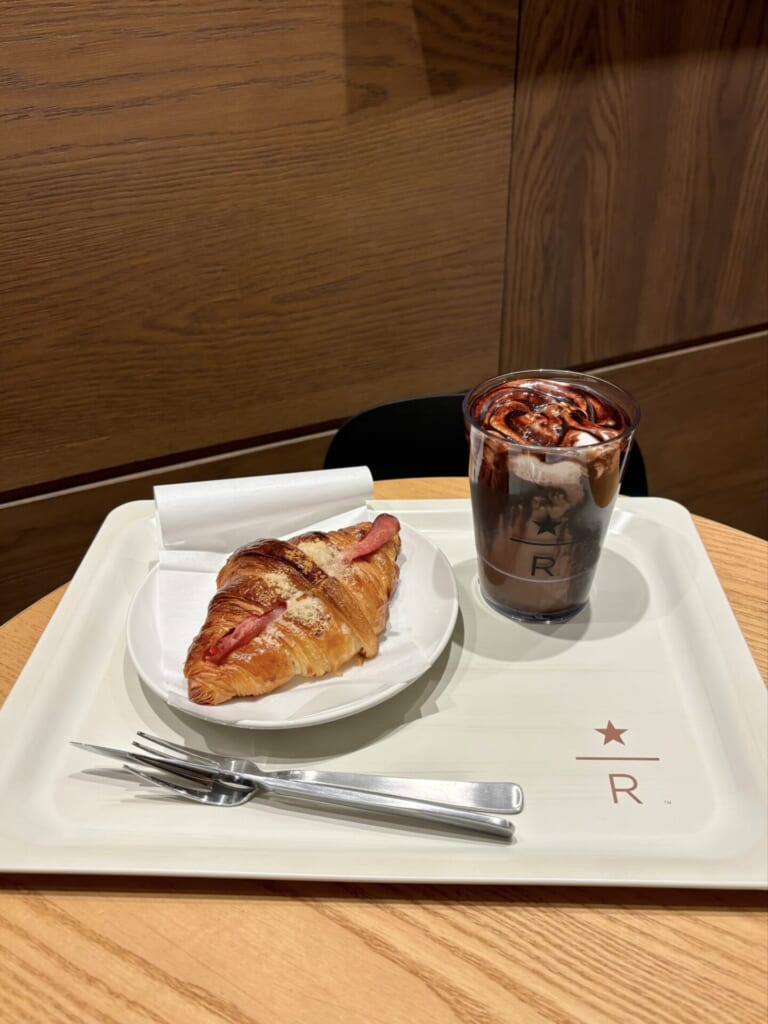 ハムチーズクロワッサンとオペラフラペチーノ