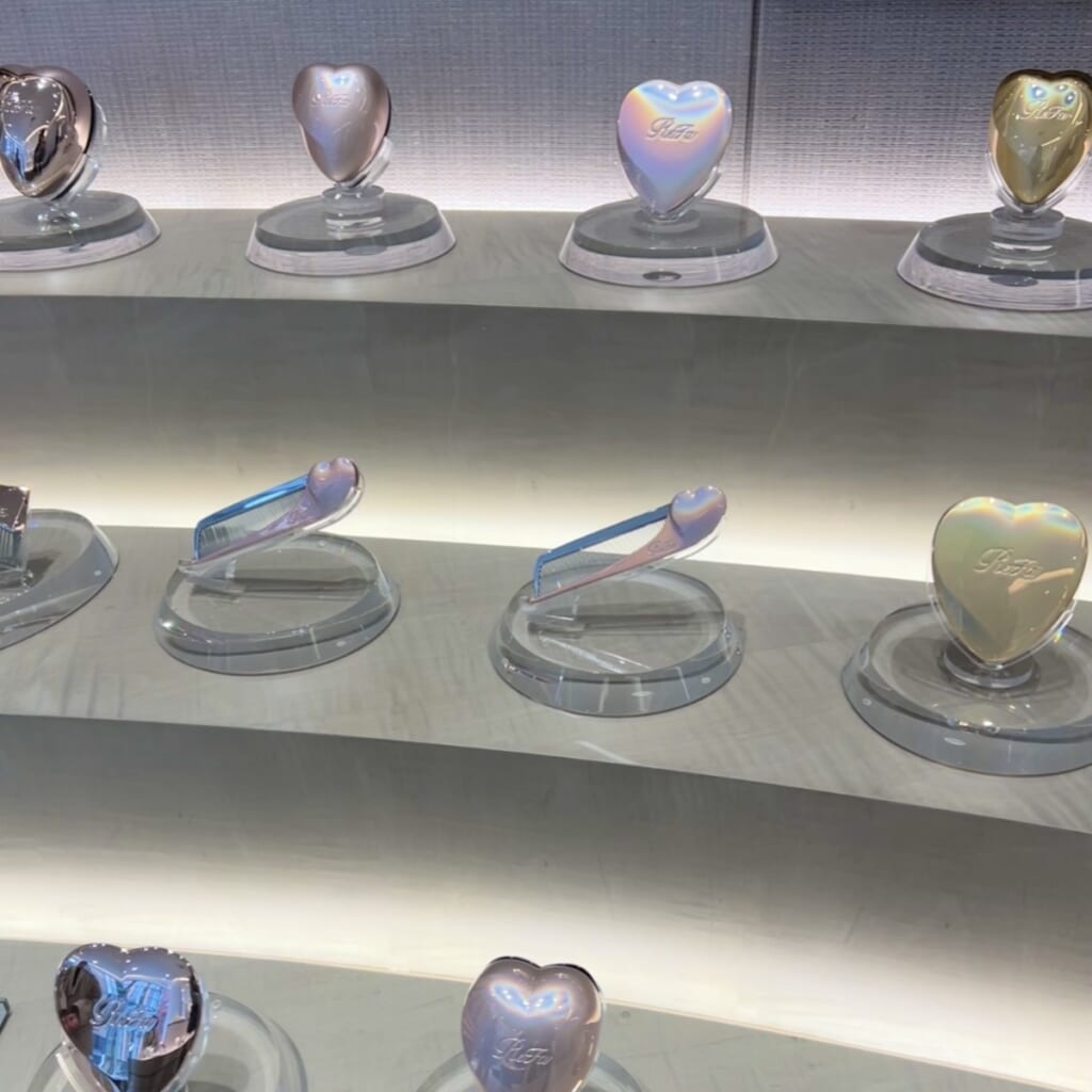  ReFa GINZA 2F Vital Radiance 
ReFa HEARTの壁面ディスプレイ