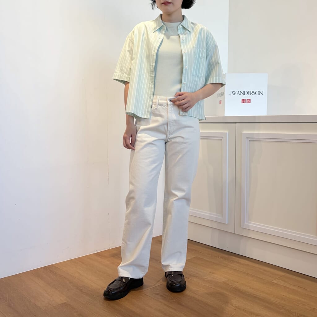 ユニクロアンドJWアンダーソンのグリーンのミニT、ストライプシャツ、白デニムのコーデ