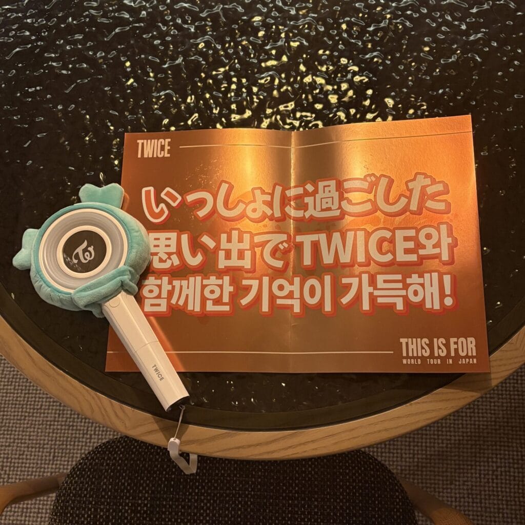 名古屋初日に配られたスローガンとペンライト