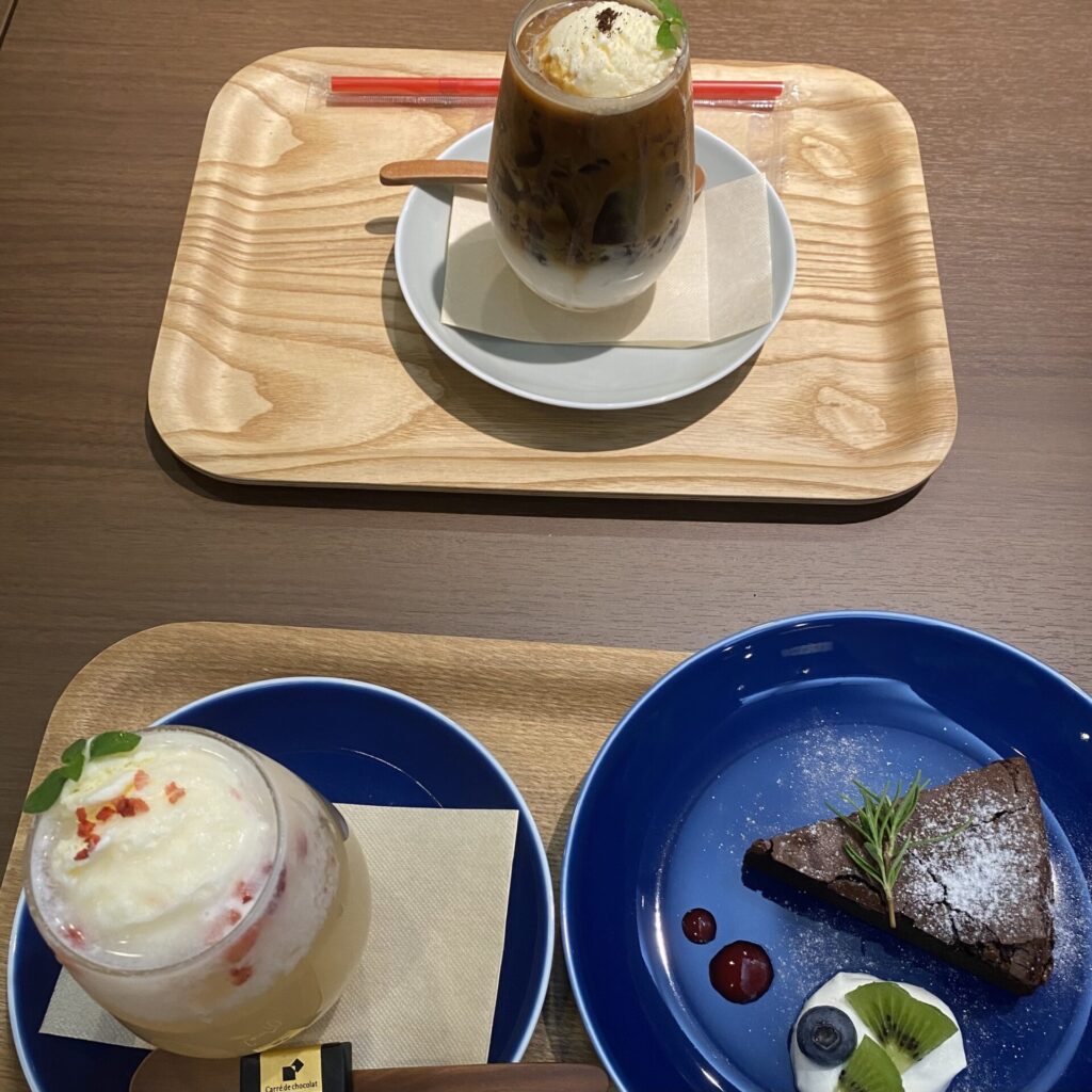 コーヒーゼリーラテフロート、オーガニックジンジャーエールフロート、グルテンフリーのガトーショコラ