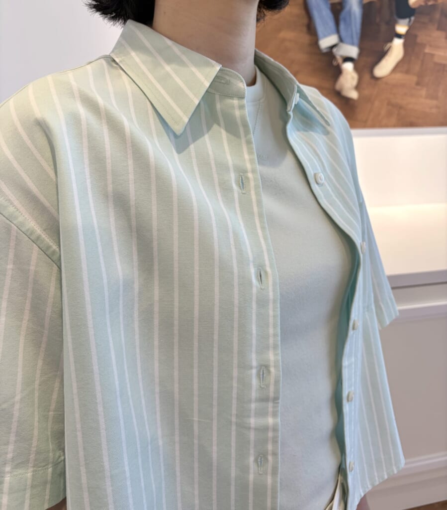 ユニクロアンドJWアンダーソンのグリーンのストライプシャツとミニTを試着