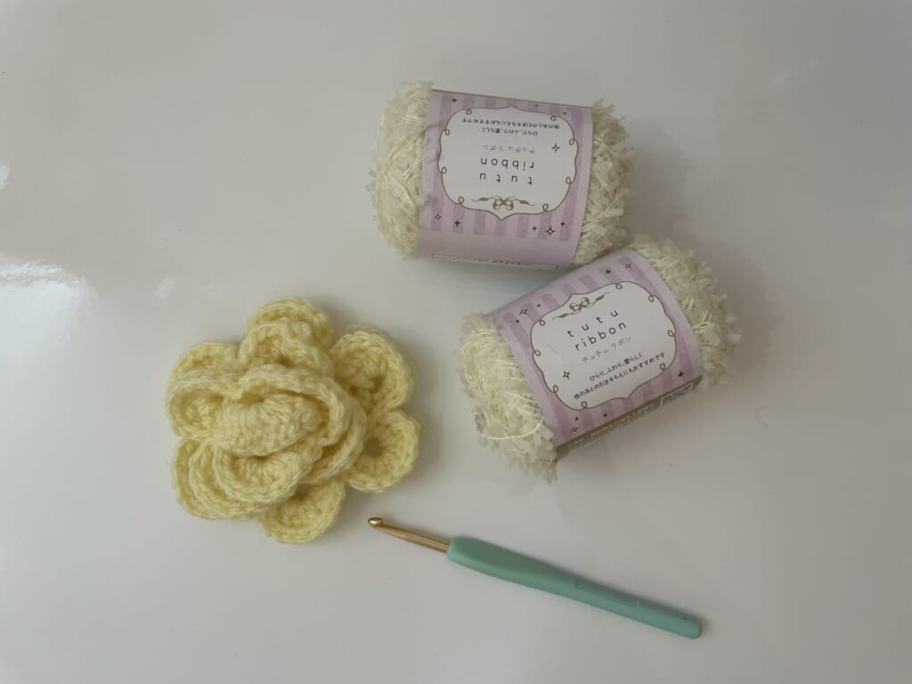 イエローの毛糸で編んだお花、かぎ針、チュチュリボン2玉
